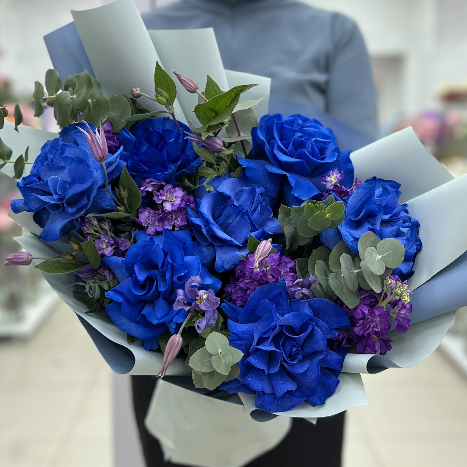 7 пышных синих роз с маттиолой